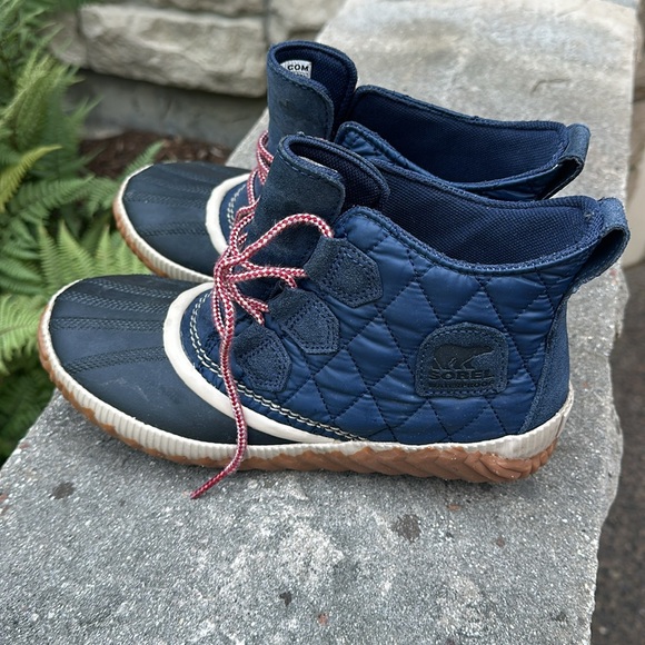 Sorel out and about quilted navy boots. Women’s 7 1/2. - Picture 9 of 12